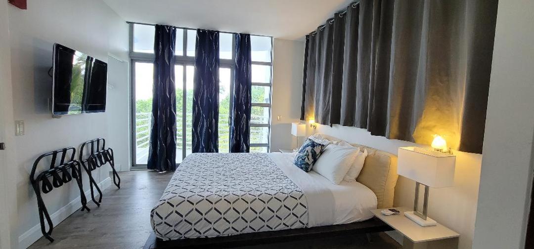 Strand Ocean Drive Suites ไมอามีบีช ภายนอก รูปภาพ