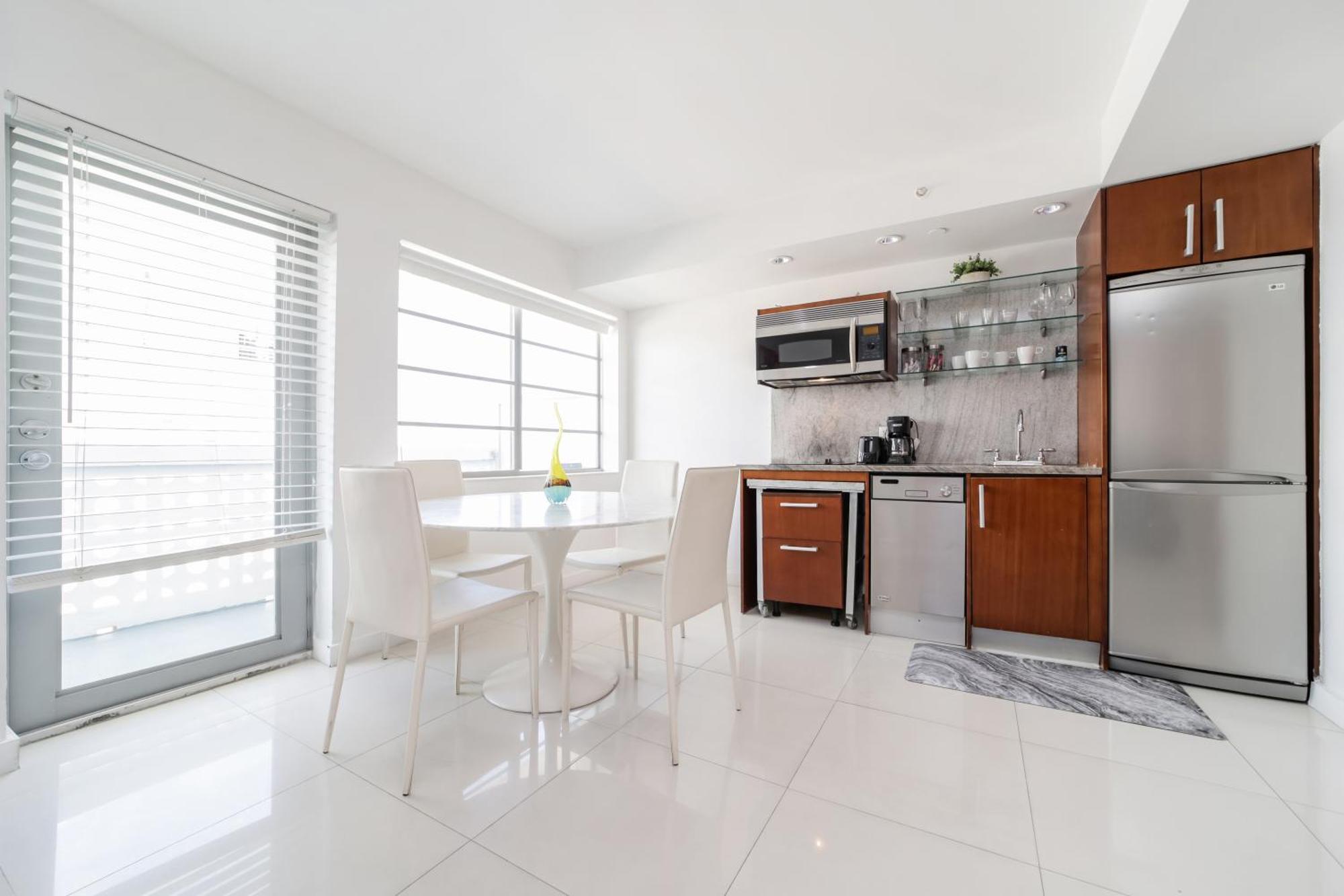 Strand Ocean Drive Suites ไมอามีบีช ภายนอก รูปภาพ